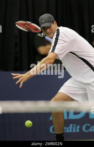 John Isner al 15th° torneo annuale Advanta World Team Tennis Smash Hits, una serata speciale di tennis con Andy Roddick, Lindsay Davenport e Anna Kournikova. L'evento beneficia della Fondazione Elton John AIDS e della locale associazione benefica ActionAIDS. Il Padiglione dell'Università di Villanova. Villanova, Pennsylvania. 10/10/07. Tutti Foto Stock