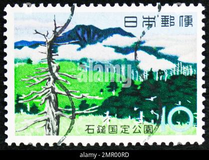 MOSCA, RUSSIA - 25 DICEMBRE 2022: Francobollo stampato in Giappone mostra la montagna Ishizuchi, quasi-Serie del Parco Nazionale, circa 1963 Foto Stock