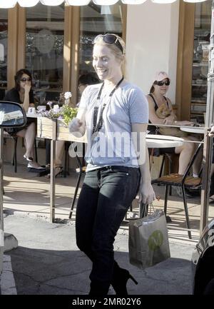 Esclusivo!! Emily Procter, la star del CSI Miami, lascia una caffetteria a Hollywood con un amico maschile. Emily ha recitato in precedenza come associate White House Counsel Ainsley Hayes nella serie di successo "The West Wing". Los Angeles, California. 9/23/08. Foto Stock