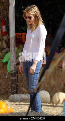 Emma Roberts trascorre un pomeriggio a scegliere una zucca perfetta con un amico al MR Bones' Pumpkin Patch di West Hollywood, California. 10/27/10. Foto Stock