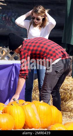 Emma Roberts trascorre un pomeriggio a scegliere una zucca perfetta con un amico al MR Bones' Pumpkin Patch di West Hollywood, California. 10/27/10. Foto Stock