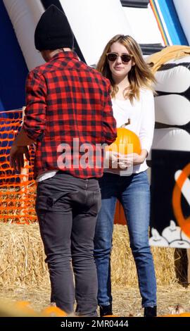 Emma Roberts trascorre un pomeriggio a scegliere una zucca perfetta con un amico al MR Bones' Pumpkin Patch di West Hollywood, California. 10/27/10. Foto Stock