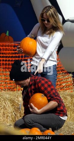 Emma Roberts trascorre un pomeriggio a scegliere una zucca perfetta con un amico al MR Bones' Pumpkin Patch di West Hollywood, California. 10/27/10. Foto Stock