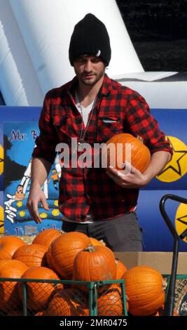 Emma Roberts trascorre un pomeriggio a scegliere una zucca perfetta con un amico al MR Bones' Pumpkin Patch di West Hollywood, California. 10/27/10. Foto Stock