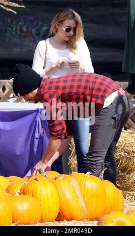 Emma Roberts trascorre un pomeriggio a scegliere una zucca perfetta con un amico al MR Bones' Pumpkin Patch di West Hollywood, California. 10/27/10. Foto Stock