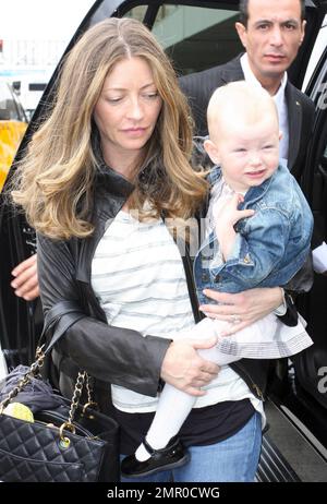 Eric Dane e la moglie Rebecca Gayheart sono stati visti con la loro adorabile figlia Billie Beatrice Dane oggi come hanno partito LAX in vista del giorno dei Padri questo fine settimana. Los Angeles, California. 6/18/11. Foto Stock