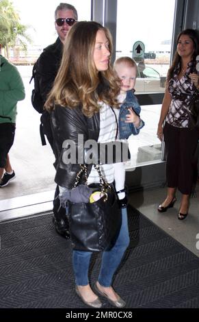 Eric Dane e la moglie Rebecca Gayheart sono stati visti con la loro adorabile figlia Billie Beatrice Dane oggi come hanno partito LAX in vista del giorno dei Padri questo fine settimana. Los Angeles, California. 6/18/11. Foto Stock
