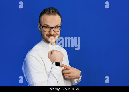 Smartwatch rotondo con cinturino in mesh blu, quadrante nero e numeri  digitali, isolato su sfondo bianco Foto stock - Alamy