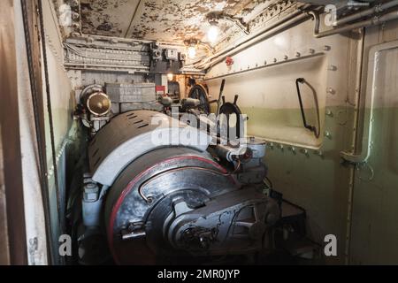 Sevastopol, Crimea - 7 agosto 2020: Culatta di una pistola da artiglieria da 12 pollici della batteria blindata 30, unità militare sovietica che era importante nella sfida Foto Stock