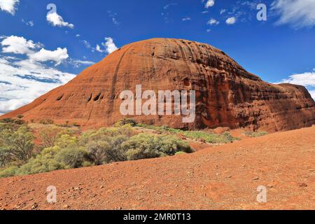 465 enorme cupola sul lato nord della Gola di Walpa, come si vede dalla Walpa Gorge Walk-Kata Tjuta. NT-Australia. Foto Stock