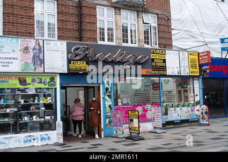 Slough, Berkshire, Regno Unito. 31st gennaio 2023. Gli amanti dello shopping a Slough High Street oggi. Mentre il costo della crisi vivente continua molta gente sta tagliando indietro sul loro shopping. Credit: Maureen McLean/Alamy Live News Foto Stock