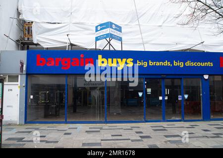 Slough, Berkshire, Regno Unito. 31st gennaio 2023. Il negozio buys affare è stato vuoto per molti mesi ora e senza un nuovo inquilino. Credit: Maureen McLean/Alamy Live News Foto Stock