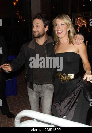 Charlie Day of 'IT's Always Sunny in Philadelphia' e la moglie Mary Elizabeth Ellis sono tutti sorrisi quando arrivano all'Hotel Solamar per la celebrazione EW e SyFy durante il Comic-con 2010. San Diego, California. 07/24/10. . Foto Stock