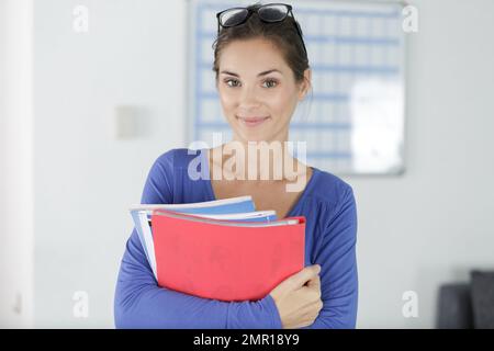 ritratto di una donna d'affari sorridente sucessiva Foto Stock