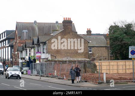 Slough, Berkshire, Regno Unito. 31st gennaio 2023. L'ex pub Rising Sun di Slough è stato demolito. Gli sviluppatori di proprietà stanno comprando su ogni pacco di terra che possono in Slough. Credit: Maureen McLean/Alamy Live News Foto Stock