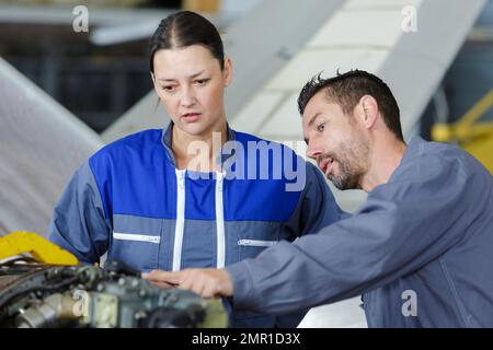 ritratto degli ingegneri che lavorano su un motore Foto Stock