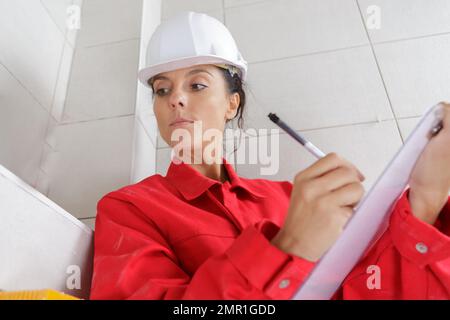 donna con appunti in cantiere Foto Stock