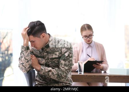 Psicoterapeuta che lavora con ufficiale militare in carica Foto Stock