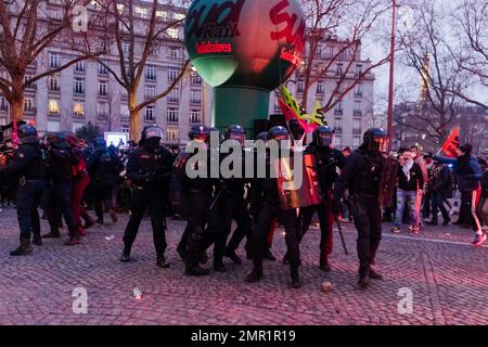 Francia / Parigi, 31/01/2023, Jan Schmidt-Whitley/le Pictorium - Sciopero contro la riforma pensionistica a Parigi - 31/1/2023 - Francia / Parigi / Parigi - intervento della polizia al termine della manifestazione. Manifestazione contro la riforma delle pensioni a Parigi. I sindacati sostengono che le processioni di martedì saranno più dense di quelle formatesi il 19 gennaio. Anche la polizia, secondo le cifre comunicate per metà giornata. A Parigi, la prefettura della polizia ha annunciato 87.000 dimostranti, mentre il CGT ha rivendicato più di 500.000 dimostranti. Foto Stock