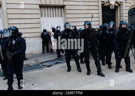 Francia / Parigi, 31/01/2023, Jan Schmidt-Whitley/le Pictorium - Sciopero contro la riforma pensionistica a Parigi - 31/1/2023 - Francia / Parigi / Parigi - arresto di un dimostratore. Manifestazione contro la riforma delle pensioni a Parigi. I sindacati sostengono che le processioni di martedì saranno più dense di quelle formatesi il 19 gennaio. Anche la polizia, secondo le cifre comunicate per metà giornata. A Parigi, la prefettura della polizia ha annunciato 87.000 dimostranti, mentre il CGT ha rivendicato più di 500.000 dimostranti. Foto Stock