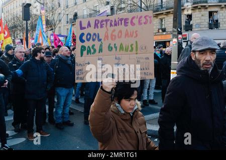 Francia / Parigi, 31/01/2023, Jan Schmidt-Whitley/le Pictorium - Sciopero contro la riforma pensionistica a Parigi - 31/1/2023 - Francia / Parigi / Parigi - giovane ragazzo mobilitato con suo padre. Manifestazione contro la riforma delle pensioni a Parigi. I sindacati sostengono che le processioni di martedì saranno più dense di quelle formatesi il 19 gennaio. Anche la polizia, secondo le cifre comunicate per metà giornata. A Parigi, la prefettura della polizia ha annunciato 87.000 dimostranti, mentre il CGT ha rivendicato più di 500.000 dimostranti. Foto Stock