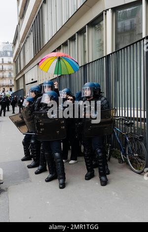 Francia / Parigi, 31/01/2023, Jan Schmidt-Whitley/le Pictorium - Sciopero contro la riforma delle pensioni a Parigi - 31/1/2023 - Francia / Parigi / Parigi - dimostrazione contro la riforma delle pensioni a Parigi. I sindacati sostengono che le processioni di martedì saranno più dense di quelle formatesi il 19 gennaio. Anche la polizia, secondo le cifre comunicate per metà giornata. A Parigi, la prefettura della polizia ha annunciato 87.000 dimostranti, mentre il CGT ha rivendicato più di 500.000 dimostranti. Foto Stock