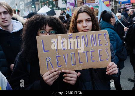 Francia / Parigi, 31/01/2023, Jan Schmidt-Whitley/le Pictorium - Sciopero contro la riforma pensionistica a Parigi - 31/1/2023 - Francia / Parigi / Parigi - studentesse mobilizzate con un segno 'Lyceennes revoltees'. Manifestazione contro la riforma delle pensioni a Parigi. I sindacati sostengono che le processioni di martedì saranno più dense di quelle formatesi il 19 gennaio. Anche la polizia, secondo le cifre comunicate per metà giornata. A Parigi, la prefettura della polizia ha annunciato 87.000 dimostranti, mentre il CGT ha rivendicato più di 500.000 dimostranti. Foto Stock