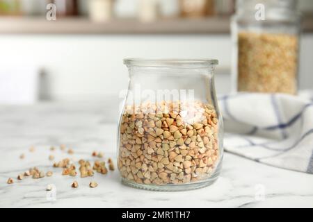 Grano saraceno verde crudo su tavola in marmo bianco Foto Stock