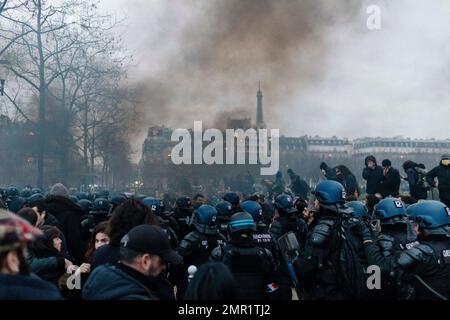 Francia / Parigi, 31/01/2023, Jan Schmidt-Whitley/le Pictorium - Sciopero contro la riforma delle pensioni a Parigi - 31/1/2023 - Francia / Parigi / Parigi - dimostrazione contro la riforma delle pensioni a Parigi. I sindacati sostengono che le processioni di martedì saranno più dense di quelle formatesi il 19 gennaio. Anche la polizia, secondo le cifre comunicate per metà giornata. A Parigi, la prefettura della polizia ha annunciato 87.000 dimostranti, mentre il CGT ha rivendicato più di 500.000 dimostranti. Foto Stock