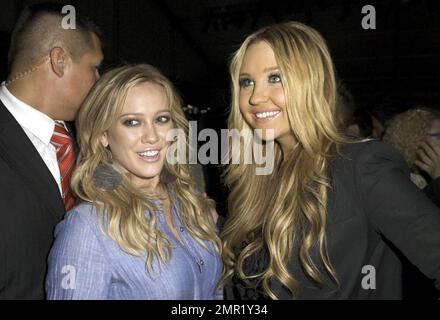 Amanda Bynes e Hillary Duff alla festa di calcio QVC presso le tende della Mercedes-Benz Fashion Week. Rachel Zoe ha ospitato la festa privata che ha incluso chi è chi in moda, film e intrattenimento. New York, NY. 9/12/09. Foto Stock