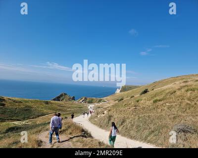 Tyneham Village, vicino a Durdle Door sul Jurassic Park in Inghilterra, si estende sotto la passeggiata fino al punto più alto della passeggiata sulla scogliera a Dorset e a East Devon. Inghilterra. Foto Stock