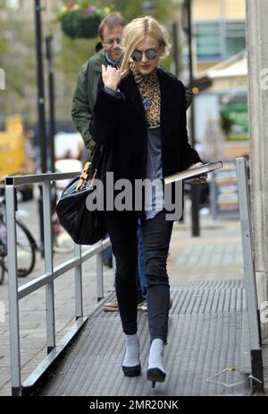 Fearne Cotton è stato visto lasciando la BBC indossando un top stampa animale con una collana blu, un maglione blu, jeans skinny nero, tacchi alti neri, grande borsa nera e avvolto in un cappotto nero. Londra, Regno Unito. 1st dicembre 2011. Foto Stock