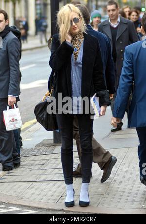 Fearne Cotton è stato visto lasciando la BBC indossando un top stampa animale con una collana blu, un maglione blu, jeans skinny nero, tacchi alti neri, grande borsa nera e avvolto in un cappotto nero. Londra, Regno Unito. 1st dicembre 2011. Foto Stock