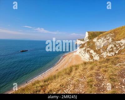 Tyneham Village, vicino a Durdle Door sul Jurassic Park in Inghilterra, si estende sotto la passeggiata fino al punto più alto della passeggiata sulla scogliera a Dorset e a East Devon. Inghilterra. Foto Stock