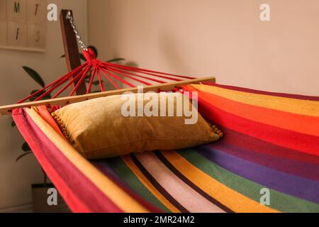 Amaca colorata con morbido cuscino al coperto, guardaroba Foto Stock