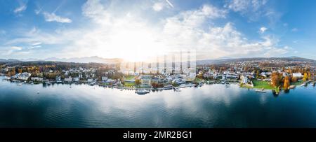 Baia di Velden al lago Wörthersee nella regione della Carinzia (Kärnten) nel sud dell'Austria. Vista panoramica panoramica sulla più alta vacanza turistica estiva Foto Stock