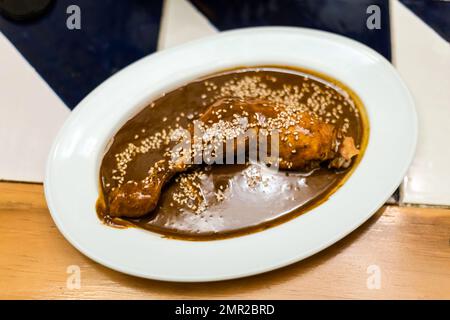 Talpa di pollo preparata al momento servita nel ristorante locale di Puebla. Cucina tradizionale messicana a base di ingredienti freschi con salsa al cioccolato e sesam Foto Stock