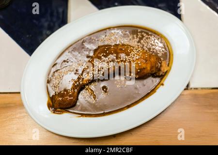 Talpa di pollo preparata al momento servita nel ristorante locale di Puebla. Cucina tradizionale messicana a base di ingredienti freschi con salsa al cioccolato e sesam Foto Stock