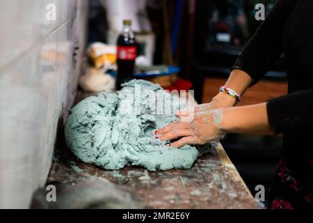 Preparazione di tortillas di mais fresco blu sul mercato locale a Puebla. Cucina messicana tradizionale a base di ingredienti freschi. Foto Stock