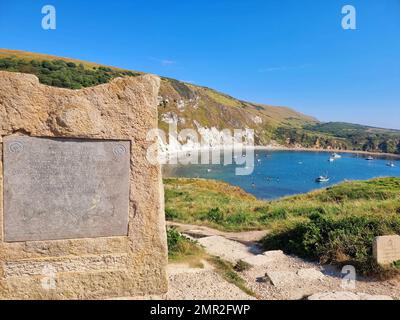 Tyneham Village, vicino a Durdle Door sul Jurassic Park in Inghilterra, si estende sotto la passeggiata fino al punto più alto della passeggiata sulla scogliera a Dorset e a East Devon. Inghilterra. Foto Stock