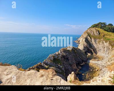 Tyneham Village, vicino a Durdle Door sul Jurassic Park in Inghilterra, si estende sotto la passeggiata fino al punto più alto della passeggiata sulla scogliera a Dorset e a East Devon. Inghilterra. Foto Stock