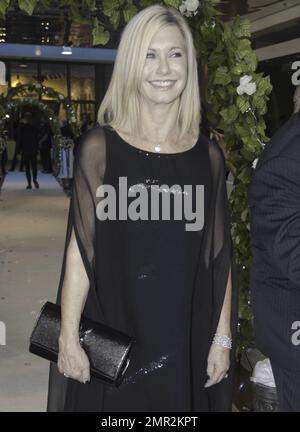 Olivia Newton-John arriva alla prima australiana "A Few Best Men" che si tiene all'Event Cinemas Bondi Junction. Sydney, Australia. 16th gennaio 2012. Foto Stock