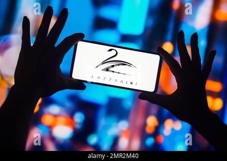 In questa illustrazione, il logo Lazzarini Design Studio viene visualizzato sullo schermo dello smartphone. Foto Stock