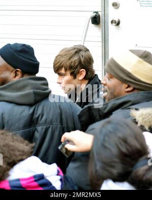 Esclusivo!! Chace Crawford saluta i fan durante una pausa nelle riprese del set di Gossip Girl. New York, NY 02/25/09 Foto Stock