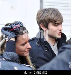 Esclusivo!! Chace Crawford saluta i fan durante una pausa nelle riprese del set di Gossip Girl. New York, NY 02/25/09 Foto Stock