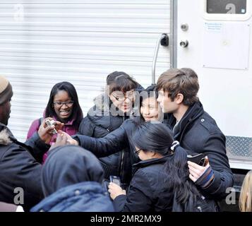Esclusivo!! Chace Crawford saluta i fan durante una pausa nelle riprese del set di Gossip Girl. New York, NY 02/25/09 Foto Stock
