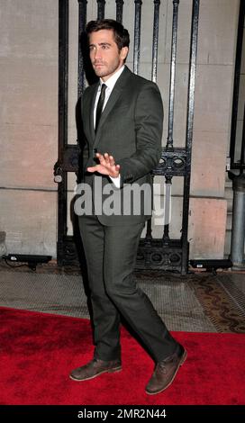 L'attore Jake Gyllenhaal cammina il tappeto rosso all'evento FINCA 25th Anniversary Creating Pathways out of Poverty tenutosi al Capitale Bowery. New York, NY. 11/18/10. Foto Stock