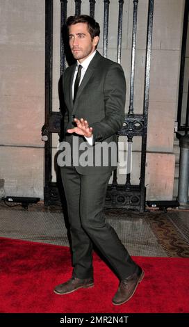 L'attore Jake Gyllenhaal cammina il tappeto rosso all'evento FINCA 25th Anniversary Creating Pathways out of Poverty tenutosi al Capitale Bowery. New York, NY. 11/18/10. Foto Stock