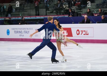 Madison Chock ed Evan Bates (USA) si esibiscono durante la Senior Ice Dance - Rhythm Dance del Gran Premio di Figura della ISU finale di Pattinaggio Torino a Palavela. Foto Stock