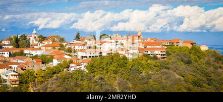 Gli edifici della città di Sighnaghi si affacciano sul famoso punto di vista. Georgia con caucasica montagne sfondo in autumn.Famous destinazione di viaggio caucaso Foto Stock
